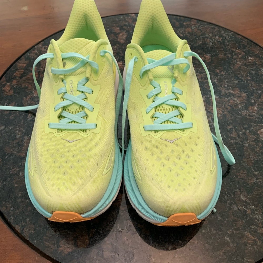 Women’s Hokas Clifton 9